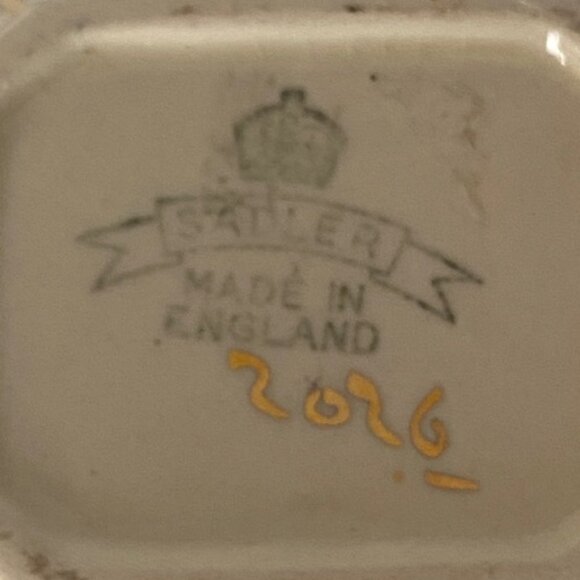 Vintage Sadler Milk Jug/ Creamer. White and gold. England 1930's (item # 2026) - Picture 8 of 9